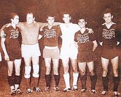 Φωτογραφία από φιλικό ποδοσφαιρικό αγώνα ηθοποιών με παλαίμαχους ποδοσφαιριστές. Ο Λάμπρος Κωνσταντάρας διακρίνεται δεύτερος από αριστερά