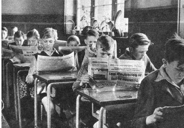 Μαθητές διαβάζουν υποχρεωτικά την προπαγανδιστική εφημερίδα του Χίτλερ