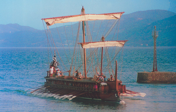Τριήρης προσεγγίζει τον Κόρινθο. Πιστό αντίγραφο  Αθηναϊκού πλοίου σε σύγχρονη αναπαράσταση.