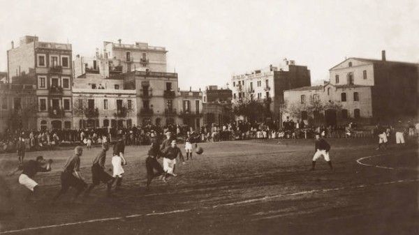 Από το 1905 έως 1909 έπαιζαν στο Carrer de Muntaner