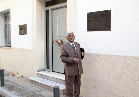 Ο 84χρονος σήμερα ΕΠΟΝιτης, Πέτρος Μπουρδουκούτας έχει δημιουργήσει βιβλιοθήκη στο "Κάστρο του Υμηττού" 