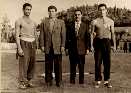 Ο Τρίτσης με συναθλητές του. Ο πρώτος από αριστερά. 