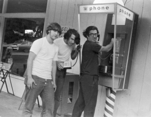 1971. Ο Ντρέιπερ με φίλους του, δοκιμάζουν το κόλπο τους.