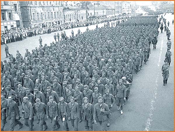 Γερμανοί αιχμάλωτοι στους δρόμους της Μόσχας. Για την "παρέλαση των ηττημένων" επιστρατεύτηκαν αυτοί που ήταν σε καλύτερη κατάσταση, στους οποίους μάλιστα διανεμήθηκε συσσίτιο.