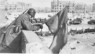 Η κόκκινη σημαία κυματίζει στο Στάλινγκράντ. Οι Σοβιετικοί αιχμαλώτισαν πάνω από 100.000 Γερμανούς, Ρουμάνους και Ιταλούς στρατιώτες.