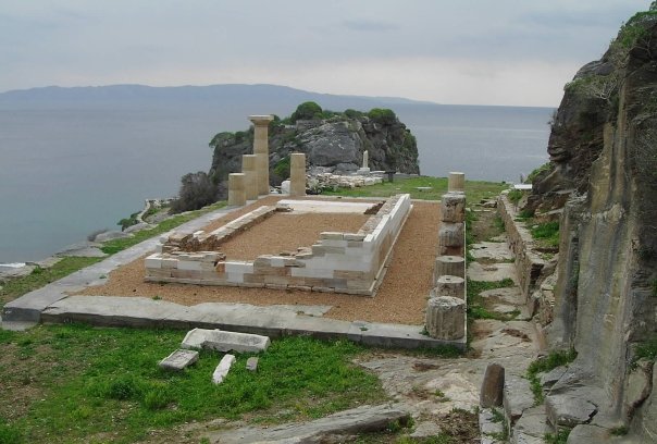 Η αρχαία Καρθαία στην Τζιά λεηλατήθηκε από τον "αρχαιολάτρη" Δανό.