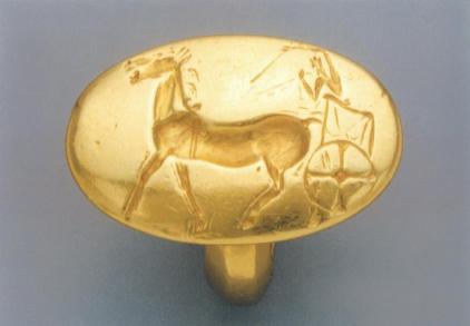 Χρυσό δαχτυλίδι - σφραγίδα. Είναι από τα κλεμμένα του αρχαίου νεκροταφείου των Αηδονιών που βρέθηκαν στις ΗΠΑ και χρονολογείται στα 1500 π.Χ. περίπου
