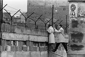 Άποψη του Τείχους του Βερολίνου. Η διχοτομημένη πόλη αποτέλεσε πεδίο δράσης για τον Μπλέηκ.