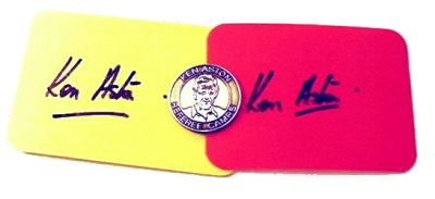 Κίτρινη και κόκκινη κάρτα, υπογεγραμμένες από τον Κεν Άστον