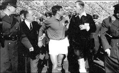Ο Κεν Άστον ήταν διαιτητής στον αγώνα Χιλή-Ιταλία το 1962.