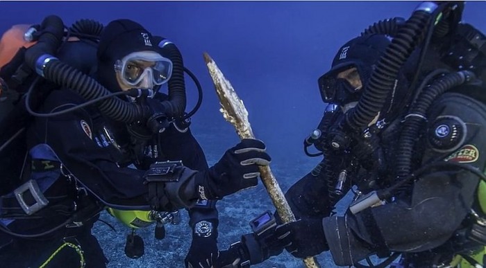 New Finds on the Antikythera Shipwreck 8