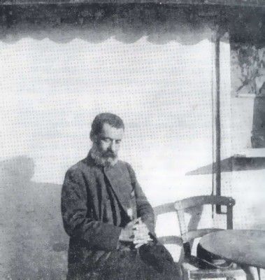 O Αλ'έξανδρος Παπαδιαμάντης το 1906 στο καφενείο της Δεξαμενής. Την φωτογραφάι την τράβηξε ο Παύλος Νιρβάνας.