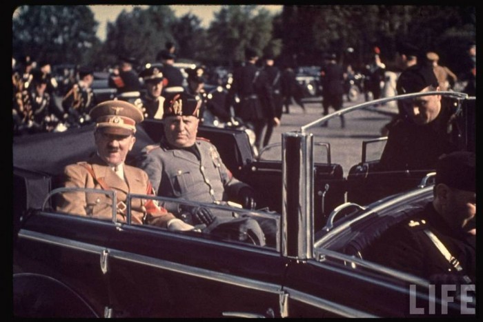 Ο Χίτλερ και ο Μουσολίνι. Η  επίθεση του δεύτερου στην Ελλάδα και η αποτυχία του προκάλεσε έντονη ανησυχία στον Γερμανό  δικτάτορα.