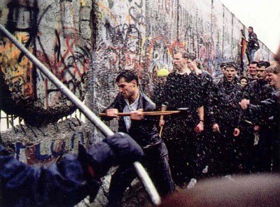 Βερολινέζοι δείχνουν με εύγλωττο τρόπο τα αισθήματά τους για το Τείχος.