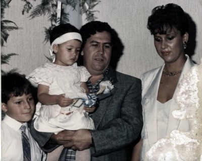 Ο Πάμπλο Εσκομπάρ με την γυναίκα και τα δύο του παιδιά