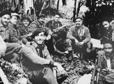 Μαχητές της ΕΟΚΑ, μαζί με τον αρχηγό τους Γεώργιο Γρίβα.