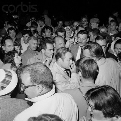 Ο Μάρλον Μπράντο διαδηλώνει έξω από τις φυλακές του Σαν Κουέντιν την 1η Μαίου του 1960 υπέρ του Τσέσμαν και κατά της θανατικής ποινής