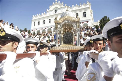 Η εικόνα βγαίνει από τον ναό για την περιφορά της τον Δεκαπενταύγουστο 