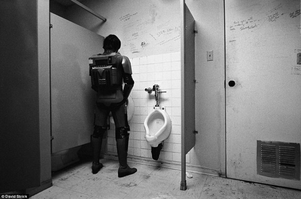  Ένας άνδρας ντυμένος με στολή επιστημονικής φαντασίας στην τουαλέτα των ανδρών στα γυρίσματα της ταινίας New World Pictures το 1982