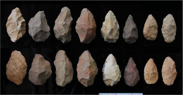 Φώτο 4: Επιστήμονες έχουν ανακαλύψει πάνω από 350 αρχαία εργαλεία στην Konso, της Αιθιοπία που χρησιμοποιήθηκαν από τους αρχαίους προγόνους του ανθρώπου. Τα εργαλεία καλύπτουν 1.000.000 χρόνια εξέλιξης και δείχνουν την σταδιακή εξέλιξη σε πιο εκλεπτυσμένες γραμμές. (Πηγή φωτογραφίας: http://www.livescience.com/26637-ancient-handaxes-discovered.html)