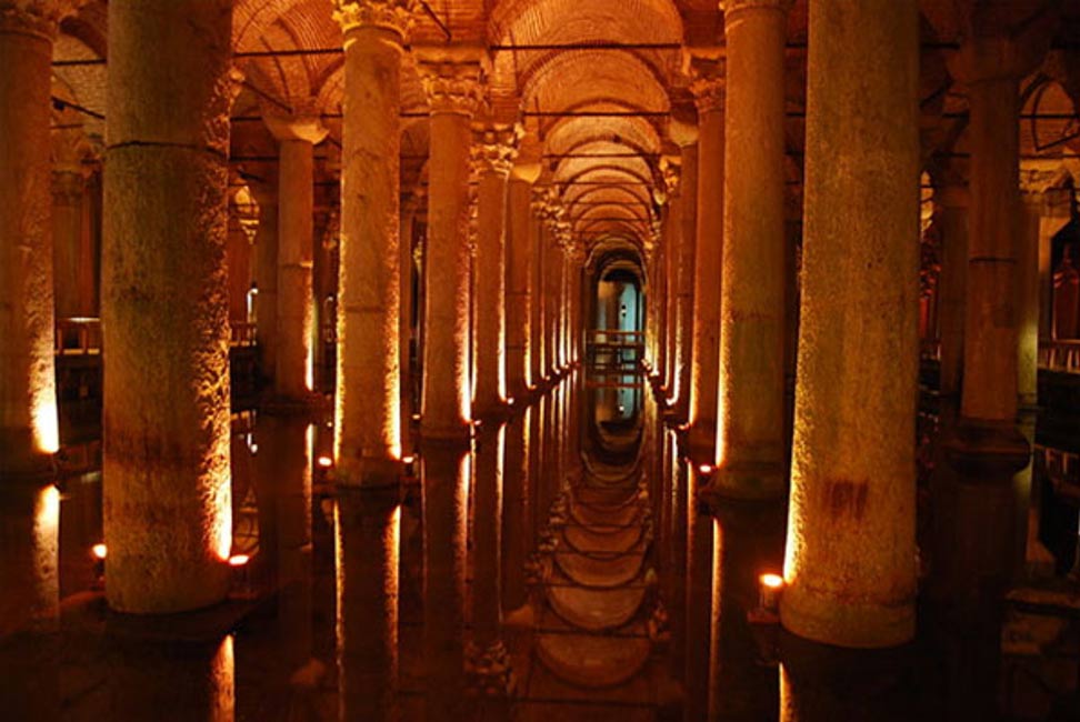 http://www.mixanitouxronou.gr/wp-content/uploads/2015/03/Hagia-Sophia-underground-tunnels.jpg