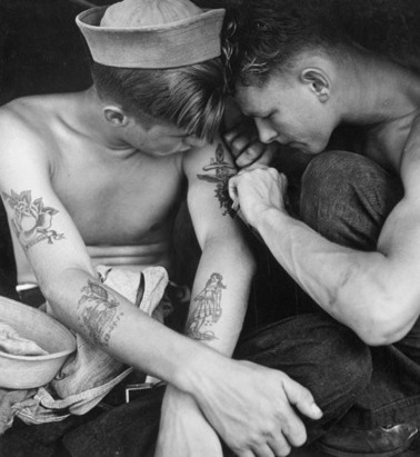 Αμερικάνοι ναύτες κάνουν τατουάζ, 1944