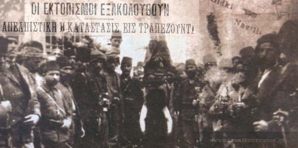 Τούρκοι φωτογραφίζονται δίπλα στο κρεμασμένο Πόντιο που βρήκε φρικτό θάνατο.... Διαβάστε όλο το άρθρο: http://www.mixanitouxronou.gr/neari-pontia-aftoktoni-sti-drapetsona-tou-22-otan-matheni-apo-prosfiges-pou-efthasan-sto-limani-tou-pirea-tin-sfagi-ton-singenon-tis-stin-trapezounta/