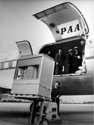 Ένας σκληρός δίσκος 5mb μεταφέρεται από το αεροπλάνο, το 1956