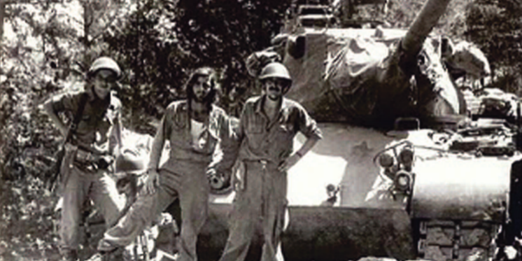 Ο στρατιώτης Παναγιώτης Αβραάμ (αριστερά) μαζί με έφεδρο στρατιώτη (κέντρο) και τον ανθυπολοχαγό Κωνσταντίνο Λαμπάσκη μπροστά από το καταληφθέν Μ-47.