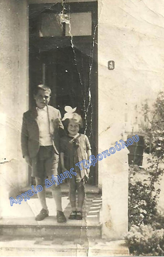 Ο πατέρας μου με την αδερφή του στην είσοδο του σπιτιού τους στην Καλαμαριά, το 1940, λίγες ημέρες προτού μπουν οι Γερμανοί στην πόλη. Τέσσερα χρόνια πριν το Μπλόκο