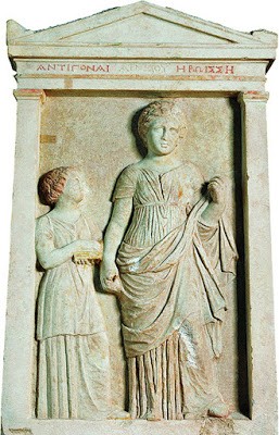 Η ενεπίγραφη στήλη της Αντιγόνας, η εξωτερική όψη του μνημείου  αλλά και ειδώλιο που βρέθηκε στον τάφο