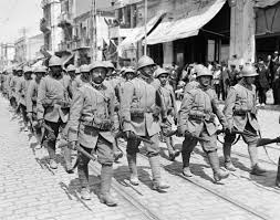 Ιταλικά στρατεύματα παρελαύνουν στη Θεσσαλονίκη, κατά τη διάρκεια του Α΄Παγκοσμίου Πολέμου. Η Ιταλία εισήλθε στον πόλεμο, στο πλευρό της Αντάντ, εγείροντας υπερβολικές εδαφικές αξιώσεις.