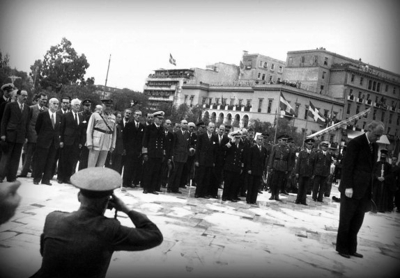 Αθήνα, Οκτώβριος 1944, η Ελληνική και η Συμμαχική ηγεσία καταθέτουν στεφάνι στο Μνημείο του Αγνώστου Στρατιώτη μετά την απελευθέρωση της πρωτεύουσας. [Διακρίνονται στο κέντρο ο Πρωθυπουργός Γεώργιος Παπανδρέου και πίσω του στα δεξιά, η ηγεσία της Αστυνομίας Πόλεων και ο Άγγελος Έβερτ, στο κέντρο οι Νικόλαος Πλαστήρας, Παναγιώτης Κανελλόπουλος και ο Ναύαρχος Πέτρος Βούλγαρης και στα αριστερά η ηγεσία του Κ.Κ. με τον Ηλία Τσιριμώκο και τον Γιάννη Ζέβγο
