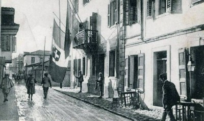 Η ιταλική σημαία κυματίζει σε πόλη της Αλβανίας, κατά τη διάρκεια του Α΄Παγκοσμίου Πολέμου. Το νεοσύστατο αλβανικό κράτος αποτέλεσε προτεκτοράτο της Ιταλίας.