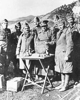 Έλληνες στρατιώτες στο Αλβανικό μέτωπο γιορτάζουν την Πρωτοχρονιά του 1941