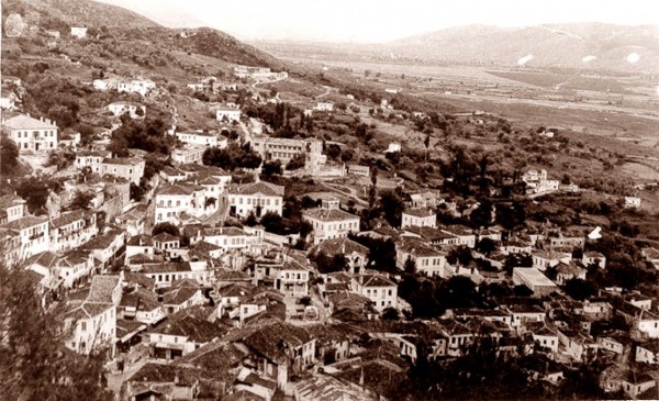 Παραμυθιά 1940. Σύμφωνα με τον κ. Πασιάκο, τα οθωμανικά κατάστιχα προσφέρουν αρκετά στοιχεία για να φωτίσουν το κενό της ιστορίας. Χαρακτηριστικά μας αποκαλύπτει: «Τα πλουσιότερα χωριά τότε ήταν το Αηδονάτι, η σημερινή Παραμυθιά, που ήταν μία συνοικία έξω από το κάστρο του Αγίου Δονάτου.