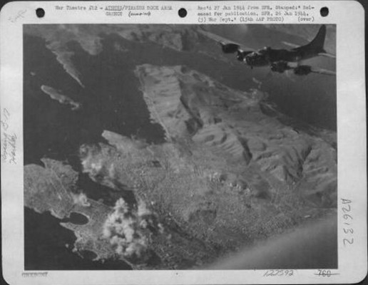 Οι αεροφωτογραφίες μέσα από τα βομβαρδστικά δείχνουν να φλέγεται το κέντρο του Πειραιά και η περιοχή της Δραπετσώνας γύρω από το κεντρικό λιμάνι