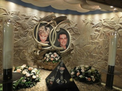 Μνημείο προς τιμήν της Νταϊάνα και του Αλ Φαγιέτ στο πολυκατάστημα Χάροντς