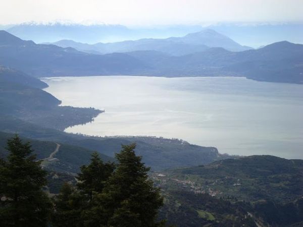 Έχει σχήμα τοξοειδές και επίμηκες. Η έκταση της φτάνει τα 96,5 χιλιόμετρα, η περίμετρος της είναι 51 χιλιόμετρα και το πιο βαθύ της σημείο φτάνει τα 57 μέτρα