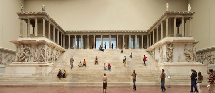  Ναός του Δία βρίσκεται στο κέντρο της μεσαίας αίθουσας στο Μουσείο της Περγάμου. Η ζωφόρος απεικονίζει την Τιτανομαχία 