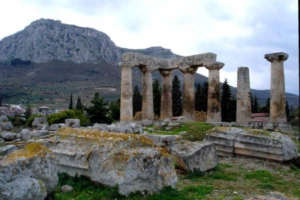 Ο ναός του Απόλλωνα στην αρχαία Κόρινθο και στο βάθος ο Ακροκόρινθος
