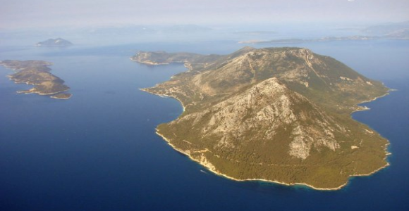 Στα αριστερά το νησί Καστός και δεξιά το νησί Κάλαμος. Το στενό μεταξύ του Κάλαμου και του Μύτικα, που βρίσκεται απέναντι από το νησί, αποτελούσε σημαντικό στρατιωτικό πέρασμα από την αρχαιότητα