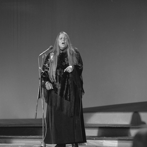 Η Μαρίζα Κώχ το 1976 στη σκηνή της Γιουροβίζιον στη Χάγη