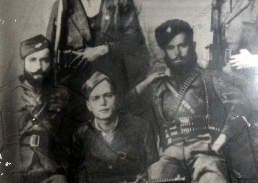 Ο καπετάνιος του ΕΛΑΣ (τρίτος από αριστερά) Πάνος Γιαννούλης που ήταν διοικητής λόχου στη Μάχη της Αμφιλοχίας.Στην πόλη υπήρχε αποθήκη καυσίμων, στρατώνας, αποθήκες πυρομαχικών, σταθμός οχημάτων και περίπου 200 άλογα και μουλάρια.