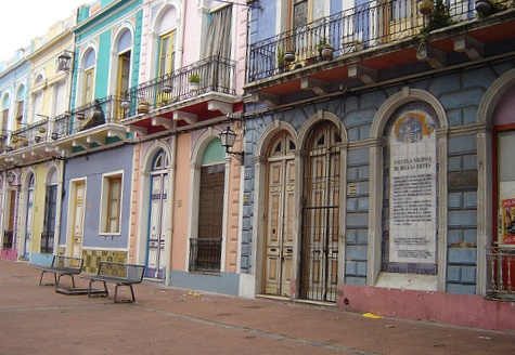 Calle colorida en Montevideo