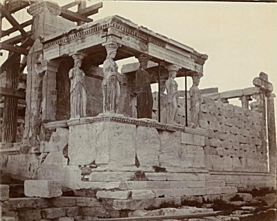 Οι Καρυάτιδες έμειναν στην ιστορία ως οι ωραίες Αθηναίες, αλλά δεν ήταν από την Αθήνα. Γιατί το Ερέχθειο ήταν το ιερότερο μέρος (βίντεο)