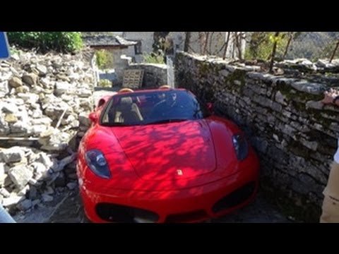 Μια Φεράρι στριμωγμένη στα σοκάκια των Ζαγοροχωρίων (βίντεο)