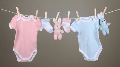 Γιατί τα αγόρια στη Βρετανία φόραγαν ροζ ρούχα και τα κορίτσια μπλε; Μάλιστα το ροζ συμβόλιζε τον ανδρισμό