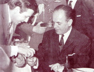 Στο στόχαστρο της Χρυσής Αυγής ο Κώστας Βουτσάς. Η απάντηση του ηθοποιού για τη φωτογραφία με τον Παπαδόπουλο