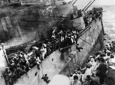 Η δραματική βύθιση βρετανικού θωρηκτού από ιαπωνικά πυρά. Η φωτογραφία ντοκουμέντο από την επιχείρηση διάσωσης των ναυτικών του “Πρίγκηπα της Ουαλίας”